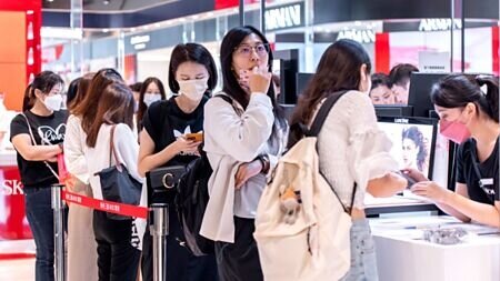 百貨業今年雙11檔期受惠周年慶活動,業績一路飆升,簽帳成長率均有雙位數,比電商表現更顯眼。圖∕本報資料照片