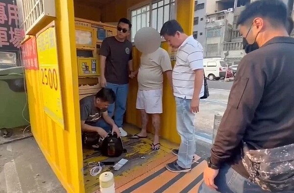 高雄三民區住戶在防火巷內,發現1顆手榴彈外型的爆裂物,昨天逮捕朱姓男子(中)。圖/記者林保光翻攝