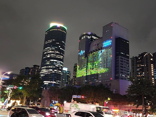 議員李宇翔批評市府大樓燈光秀竟淪為商業廣告的巨型廣告牆。圖/民眾提供