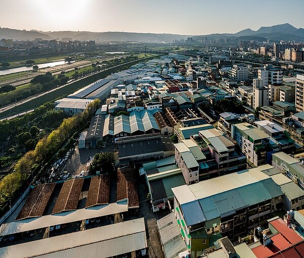 該計畫區內工廠以金屬製與機械設備製造業為主,以未登記工廠為多,另有2處合法登記工廠聚落予以保留,未來配合計畫區發展,未登工廠部分將啟動產業用地媒合機制輔導合法化。圖/新北市城鄉局提供