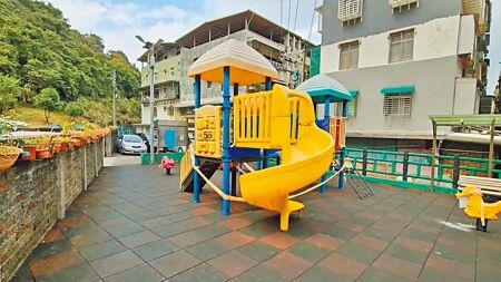 
基隆市安樂區五福里的鄰里公園兒童遊具，因不符規範停用封閉。（張志康攝）
