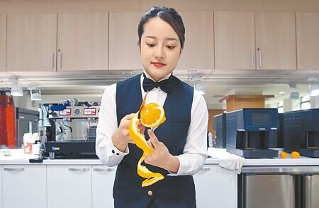 近年來高職及大專院校餐旅科系學生人數銳減,疫後觀光缺工問題嚴重。圖為萬能科大學生正在練習餐飲服務技巧。(范揚光攝)