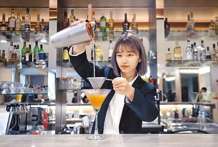 疫情解封後餐飲旅宿業卻嚴重缺工,許多業者紛紛祭出高薪吸引相關科系學生。在萬能科技大學餐飲管理系的教室內,學生正在練習餐飲服務技巧。(范揚光攝)