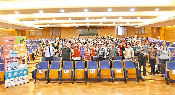 花蓮慈濟醫院舉辦「健康講座:揭開疼痛治療的神祕面紗」,由疼痛科主任王柏凱(左一)透過生活中常見的疼痛實例,讓民眾了解方法,進而改善生活品質。圖/慈濟醫院提供