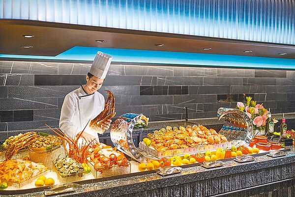 台北漢來大飯店12月正式開幕,即面臨缺工壓力,只得暫時停開自助餐廳下午餐期。圖為台北漢來大飯店島語自助餐廳。(漢來提供/黃琮淵台北傳真)