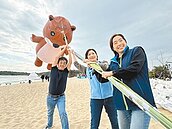 Q萌水獺升空　金門風箏節嗨翻天
