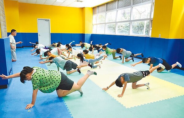 2022年新北市13歲以上市民BMI過重肥胖率達38.9%,體育處今年在轄內16座運動中心及小型運動聚點,推廣免費運動指導課程,促進民眾在家自發性運動。圖/摘自板橋運動中心臉書