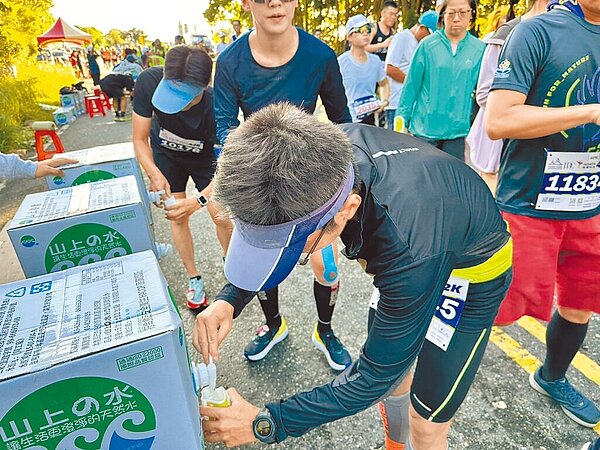 太魯閣馬拉松今年賽事多項缺失挨批，無水可喝更誇張，主辦單位花蓮縣馬拉松路跑協會檢討後，會取消箱水供水模式，改回紙杯裝水，拿了就走，不用停留，並機動性立即補給。圖／花蓮縣政府提供