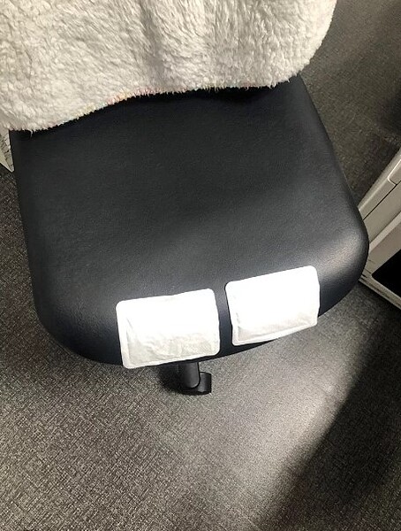 將暖暖包貼在椅子前緣溫暖大腿,能促進血液循環。圖/擷自twitter