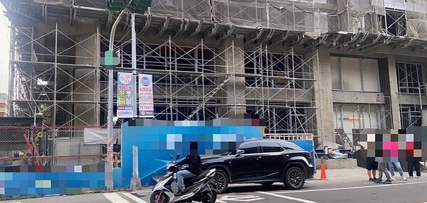 高雄市三民區1處建築工地,發生工人墜樓懸吊鷹架上死亡。圖/記者林保光翻攝