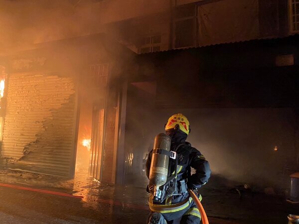 花蓮縣吉安鄉12日凌晨一處民宅發生大火，造成了1死3傷的憾事。圖／花蓮縣消防局提供
