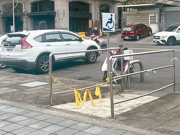 台鐵竹中車站無障礙坡道被發現遭站方上鐵鍊，可能造成輪椅族無法通行。圖／讀者提供