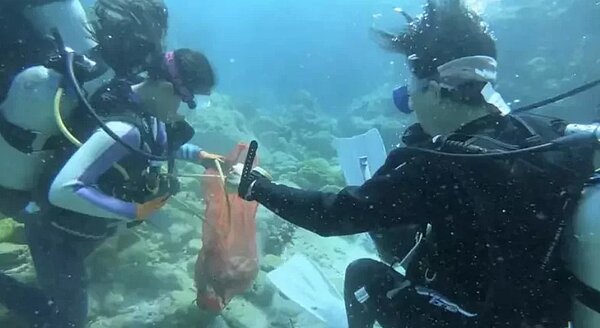 屏東縣政府去年2月創辦「海廢帶回、漁獲自肥」,已回收逾50公噸漁船廢棄物,縣府在東港鎮海公園表揚協助推動的安檢所、漁民及潛海戰將,並一起淨灘、淨海。圖/屏東縣政府提供