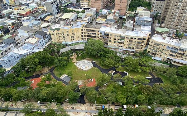新竹市長春公園改建工程目前進度已達98%,預計12月開放使用,串連長春公園前龍山東路的路口交通改善工程,日前已順利招標。圖/新竹市政府提供