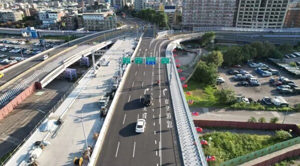 連接台北市中正區與新北市永和區的新中正橋即將完工通車，舊橋也要進入拆除階段。圖／北市新工處提供
