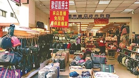 台中天津路服飾商圈許多批發店變成直播主的展示間或是發貨倉庫。圖∕曾麗芳