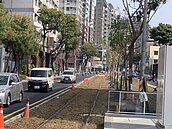 高雄輕軌將成圓　市府趕工種樹　二號「龍貓隧道」成形