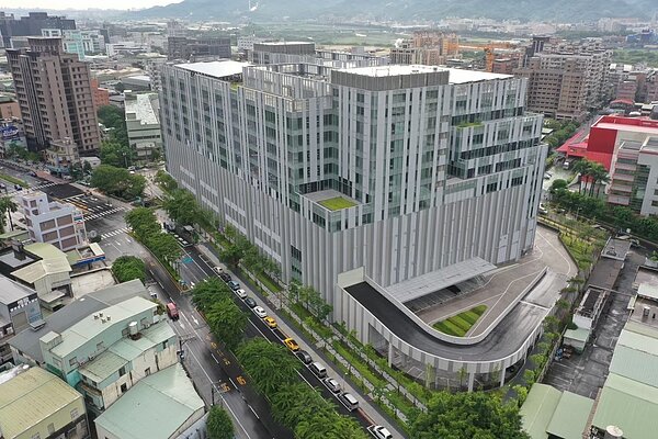 國泰人壽工業區廠房與鄰近廠房。圖/新北市城鄉局提供