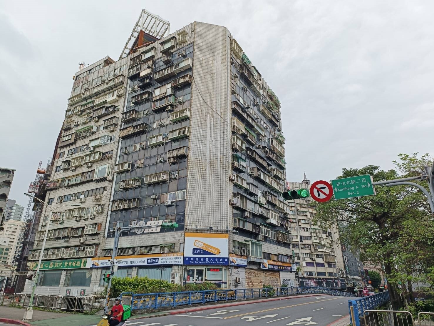 位在台北市中山區錦州街、新生北路口的「錦新大樓」,發生民眾墜樓喪命案件尤為頻繁,死者多非大樓住戶,大樓「風水欠佳」、「磁場怪異」等傳聞不脛而走。記者李隆揆/攝影