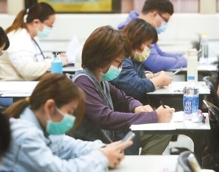 
護理人力缺口問題嚴重，考選部著手降低護理國考門檻，引發基層團體和護理師不滿。圖為2020年第一次專門職業及技術人員高等考試，考生戴口罩應試。（本報資料照片）
