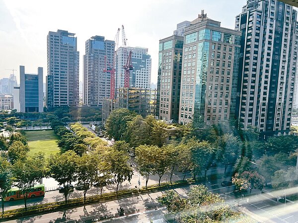 台中七期有最小開發面積，才能轉換容積獎勵，市議員李中擔心年輕人買不起大坪數，七期變成高級老人區。記者陳秋雲／攝影 