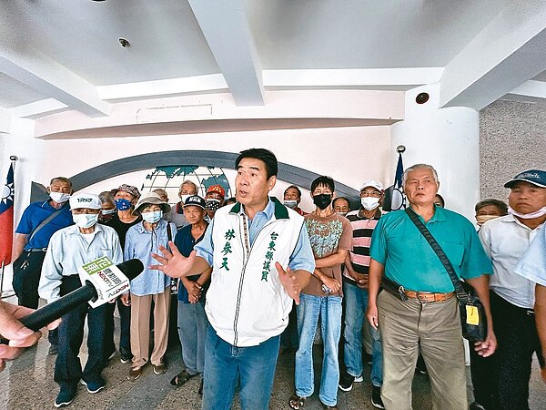 台東縣議員林參天(左一)昨代表金針山開墾農民發言,爭取土地所有權,盼縣府早日解決陳年問題。記者徐白櫻/攝影