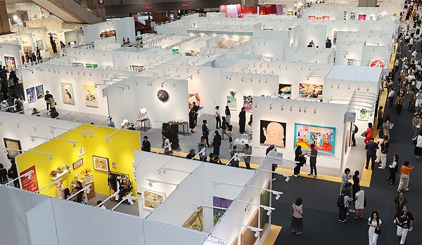 台北國際藝術博覽會則預計從明年開始,在門票中設定碳費,使用不同交通工具的觀眾,門票價格也不同。圖為於台北世貿中心登場的2023台北國際藝術博覽會。記者曾學仁/攝影