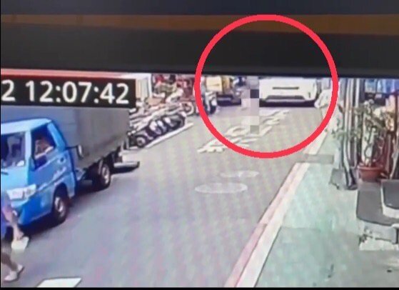 一輛汽車日前行經台北市大安區巷弄，為了閃避違停人行道的小貨車，撞上前方靠右行走的7旬婦人，釀婦人脊椎斷裂。記者翁至成／翻攝