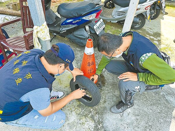 台南市政府環保局12日重申,只有清除孳生源才是防治登革熱的根本方法,請民眾務必經常巡檢家戶內外,力拚讓疫情下降。(環保局提供/洪榮志台南傳真)