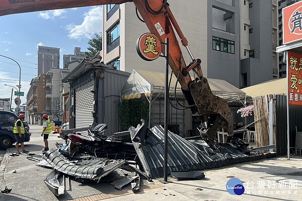 桃園市政府建管處派出怪手強制拆除住宅區擾鄰違規酒吧。