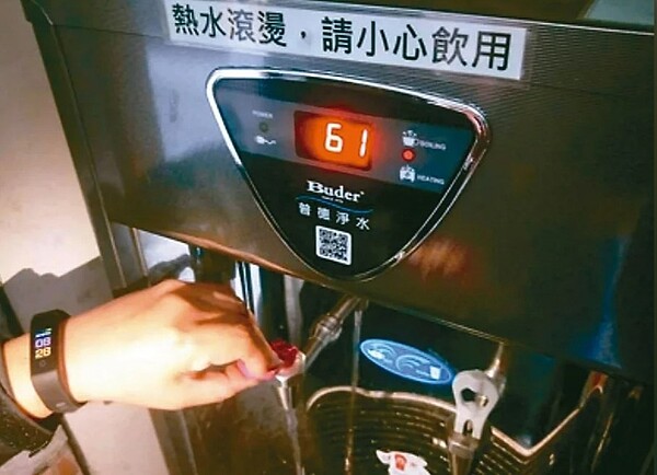 台北市府列管飲水機共2100多處,但目前環保署規定稽查頻次,每月僅規定抽查維管30處、水質20處,比率低。圖/聯合報資料照片