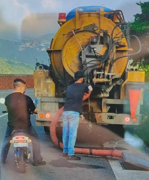 郭姓男子等3人把從學校抽取來的水肥排入,排入台2線的排水溝,被基隆地院各判刑6月。記者邱瑞杰/翻攝