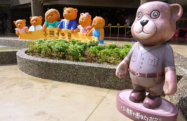 新竹縣關西鎮具有30多年歷史的迎風館,原為農民活動中心,一度由縣府委外經營「小熊博物館」,但卻不敵疫情提前解約。圖/新竹縣政府提供