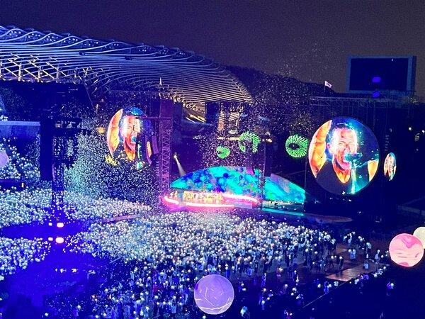 Coldplay上週末一連兩天熱唱，嗨翻高雄世運主場館。圖／好房網News記者黃暐迪攝影