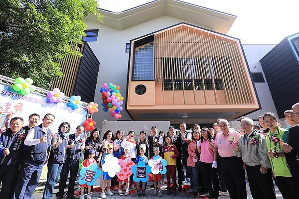 台中大雅國民小學13日舉辦「附設公共化幼兒園園舍新建工程」落成典禮,宛如森林裡的童話樹屋。圖/台中市政府提供