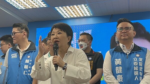 台中市長盧秀燕替立委參選人黃健豪站台時火力全開,說台中的三大建設都是台中自己出錢,並質問「我們的立委在哪裡?」、「現任的立委在睡覺嗎?」記者黃寅/攝影