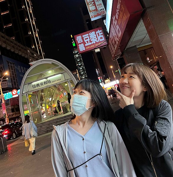 永慶房屋健走賽採團隊戰,同隊的夥伴相約一起完成任務,透過運動凝聚向心力。圖/永慶房產集團提供