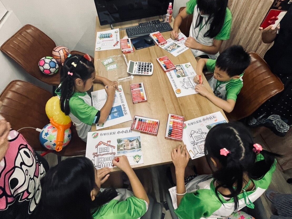 小朋友們認真為自己夢想中的家塗上顏色。圖/有巢氏房屋林口文青合宜加盟店