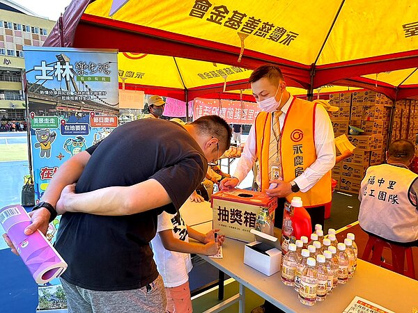 永慶房屋熱情參與由舉行福中里「跨校歲末感恩活動」，贊助20頂帳篷，規劃抽獎活動，與大小朋友一起同樂。