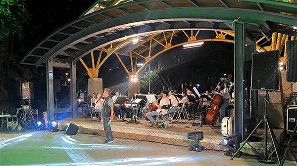 台北市士林區承德里舉行「文化就在巷子裡」音樂會，邀請TSO青年管弦樂團演奏9首古典樂曲。