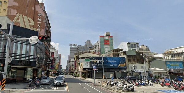 張家驊店東表示，多年來台南因為有諸多重劃區開發，新大樓興建、新興區域吸納人流，因此造成「商圈轉移」現象。圖／google map