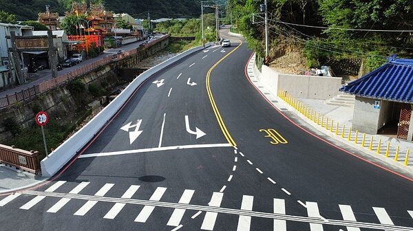 壽山路與丹鳳橋瓶頸路口進行拓寬工程,原有道路7.4公尺拓寬成14.68公尺,改善車輛回堵及通行安全問題。圖/新北市政府工務局提供