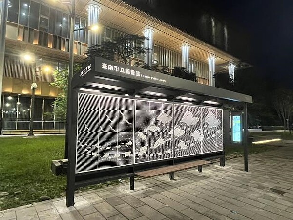 台南市立圖書館總館門口多了一座新穎的候車亭。圖/台南市交通局提供