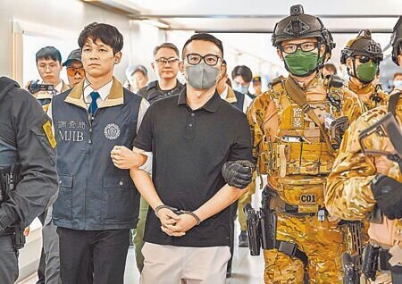 台北地檢署日前提訊在押的「88會館」負責人郭哲敏(戴手銬者),追查檢警高官涉足「88會館」疑涉貪瀆案。圖為郭哲敏今年8月遭警調自泰國返押歸案。(本報資料照片)