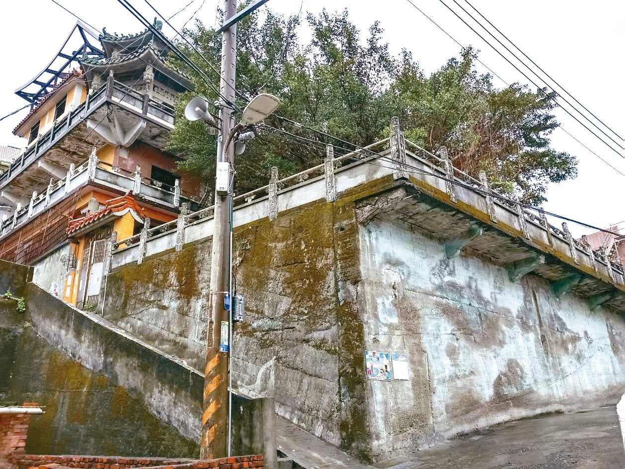 基隆市中山區虎仔山半山腰的淨因禪寺荒廢多年,附近民眾視為社區毒瘤,市府明年編列1500萬元預算拆除。記者邱瑞杰/攝影