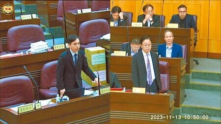
桃園市議員牛煦庭（左）13日質詢斥鄭市府針對SRF設廠前嚴後寬，根本就是賣鄉賊，呼籲市長張善政（前排右一）從嚴辦理。（蔡依珍攝）
