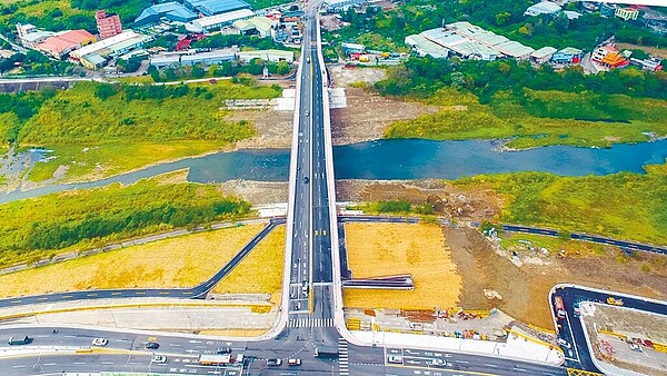 新北市柑城橋2019年3月完工通車迄今,土城工業區內的廠家以噪音、震動、汙染、塞車為由,在土城端架設紐澤西護欄,阻絕柑城橋與土城工業區中山路。圖/新北市政府提供