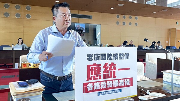 市議員陳文政議市府都發局，統一訂定合理的騎樓高程，避免民怨。圖／記者陳秋雲攝影