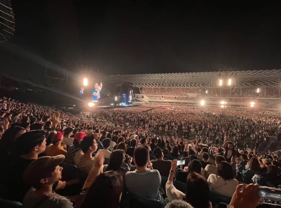 天團Coldplay昨晚在高雄世運主場館演唱會狂吸8.6萬人次歌迷，破世運主場館紀錄。記者吳慧芬／翻攝
