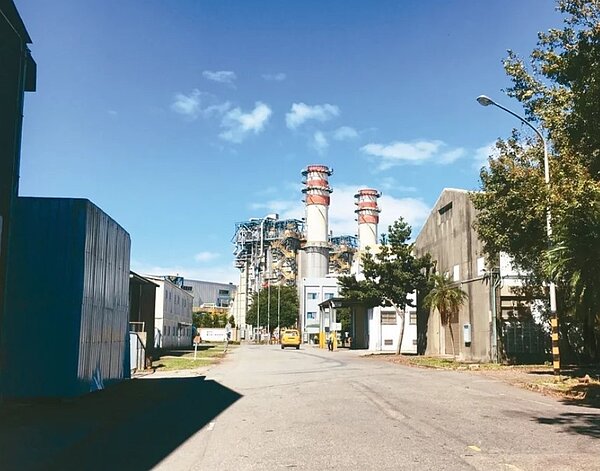 桃園龜山國光電廠、蘆竹海湖長生電廠規畫新建燃氣機組,引發地方質疑。圖為國光電廠/聯合報資料照片